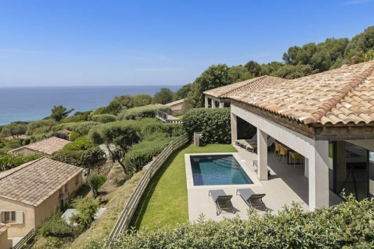 Decoración personalizada, muebles diferentes y cortinas blackout