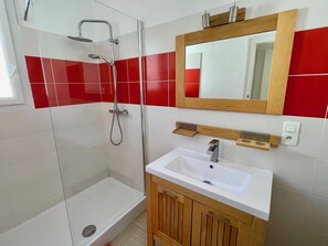Douche, sèche-cheveux, serviettes fournies, savon