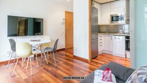 A modern apartment with a dining area, a kitchen, and a living room. - Alcam Anglesola (Barcelona)
