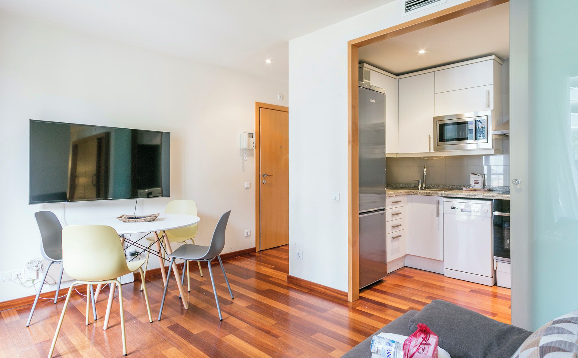 Un apartamento moderno con comedor, cocina y sala de estar.
