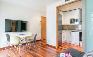 A modern apartment with a dining area, a kitchen, and a living room. - Alcam Anglesola (Barcelona)