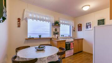 House, 4 Bedrooms, Sea View | Private kitchen