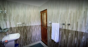 Shower, rainfall showerhead, free toiletries, bathrobes