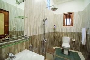 Dusche, Regendusche, kostenlose Toilettenartikel, Bademäntel