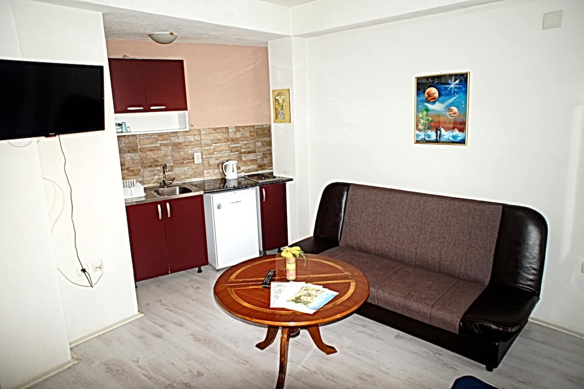 Comfort Studio, Multiple Beds, Courtyard View | Iron/ironing board, WiFi (free), bed sheets