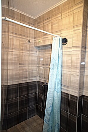 Studio Klasik, 1 Tempat Tidur King dengan tempat tidur Sofa, pemandangan danau | Kamar mandi | Shower, pancuran hujan, perlengkapan mandi gratis, dan pengering rambut