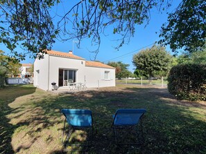 Terrace/patio - Spacious villa near beach, 5 people, private garden (La Faute-sur-Mer)