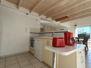 Fridge, microwave, oven, stovetop - Spacious villa near beach, 5 people, private garden (La Faute-sur-Mer)