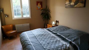 3 bedrooms, desk, iron/ironing board, free WiFi