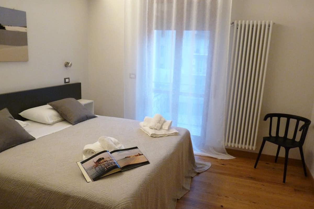 Comfort kamer, 1 twee- of 2 eenpersoonsbedden | Individueel gedecoreerd, individueel gemeubileerd, een bureau