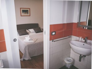 Double Room | Individually decorated, individually furnished, desk, soundproofing - B&B Ánemos (Termoli)