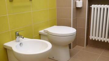 Doccia, set di cortesia gratuito, bidet, asciugamani