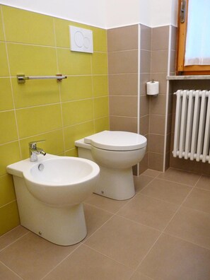 Shower, free toiletries, bidet, towels - B&B Ánemos (Termoli)