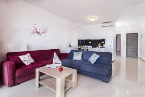 Comfort-huoneisto, merinäköala | Yksityinen keittiö | Täysikokoinen jääkaappi, uuni, liesi, kahvin-/teenkeitin