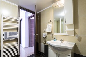 Comfort-huoneisto, merinäköala | Kylpyhuone | Suihkun ja ammeen yhdistelmä, sadesuihkupää, ilmaiset hygieniatuotteet