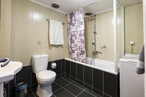 Comfort-huoneisto, merinäköala | Kylpyhuone | Suihkun ja ammeen yhdistelmä, sadesuihkupää, ilmaiset hygieniatuotteet