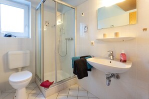 Twin Room | Bathroom | Shower, hair dryer, towels - Rhododendron-Hof (Bispingen)