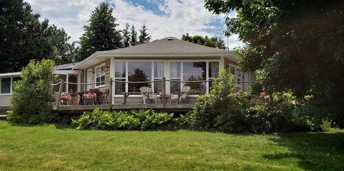 Honeycomb Cottage - bright, airy and spacious sanctuary with water view!