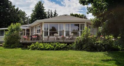 Honeycomb Cottage - bright, airy and spacious sanctuary with water view!