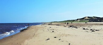 Honeycomb Cottage - bright, airy and spacious sanctuary with water view!