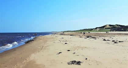 Honeycomb Cottage - bright, airy and spacious sanctuary with water view!