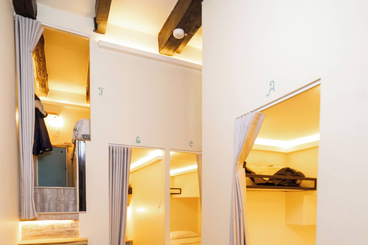 Dormitori compartit prèmium | Escriptori, habitacions insonoritzades i planxa i posts de planxar 