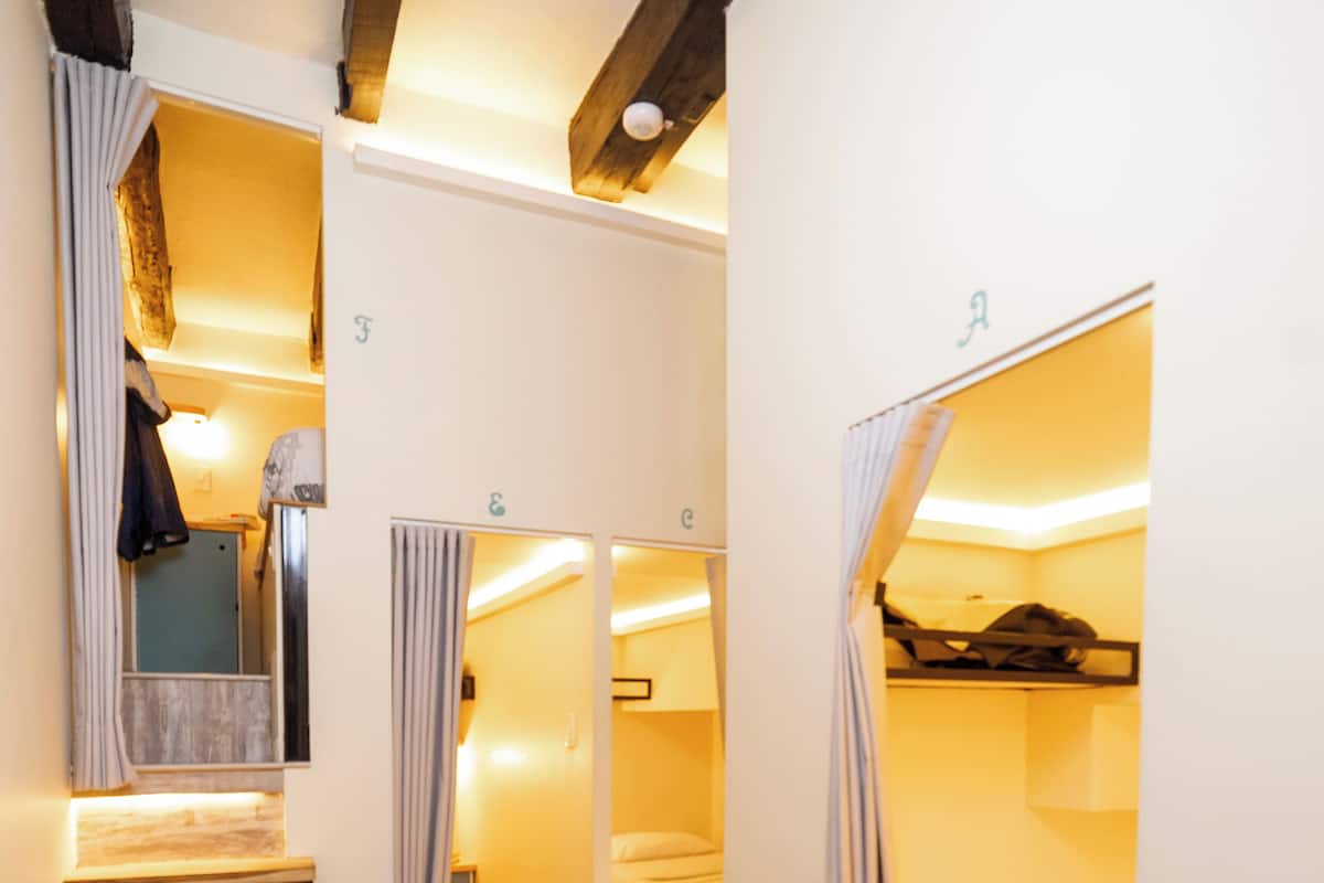 1 habitación, escritorio y sistema de insonorización