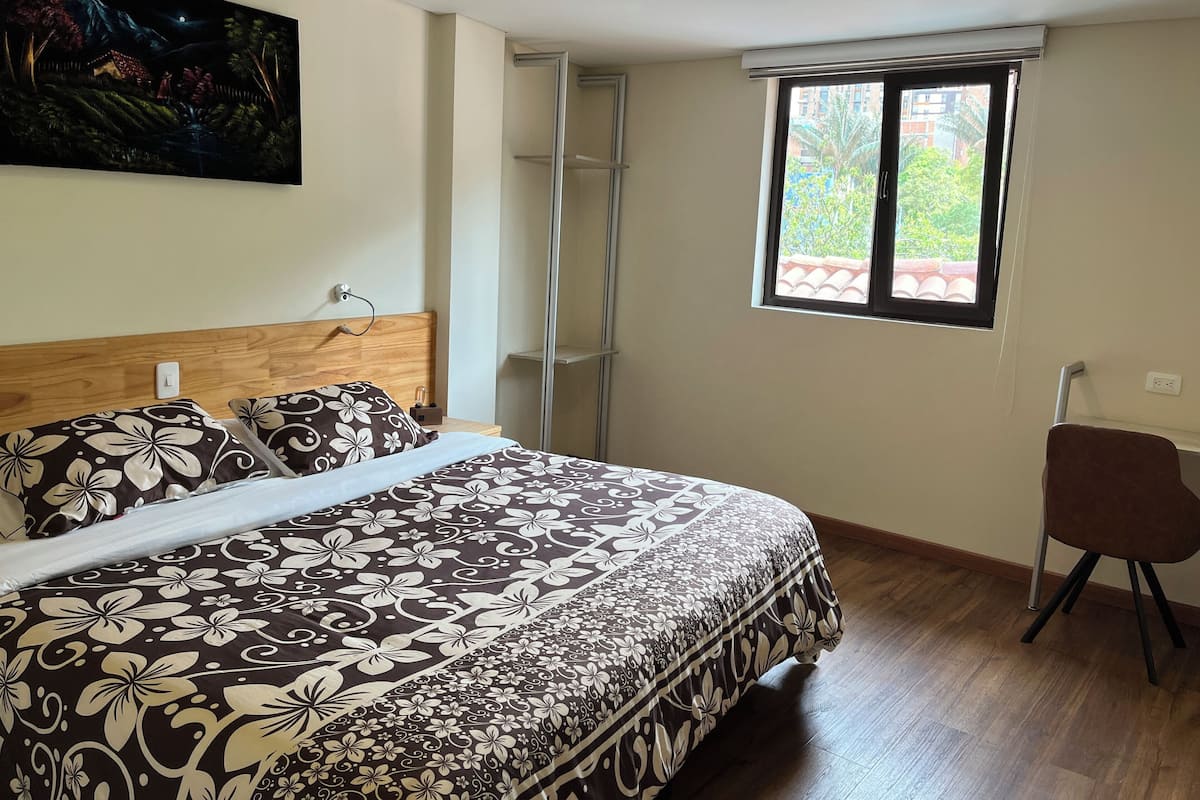 1 habitación, escritorio y sistema de insonorización