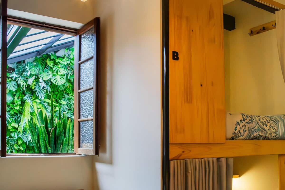 1 habitación, escritorio y sistema de insonorización
