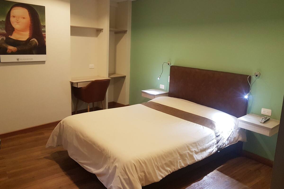 Habitació doble, 1 llit doble, no fumadors, bany privat | Escriptori, habitacions insonoritzades i planxa i posts de planxar 