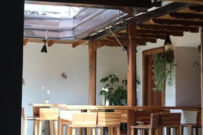 Se sirven desayunos y cenas, cocina local e internacional