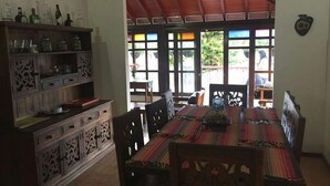 Habitación clásica doble, 1 cama doble, no fumadores | Servicio de comidas en la habitación