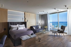 客房内保险箱、办公桌、熨斗/熨衣板、旅行婴儿床