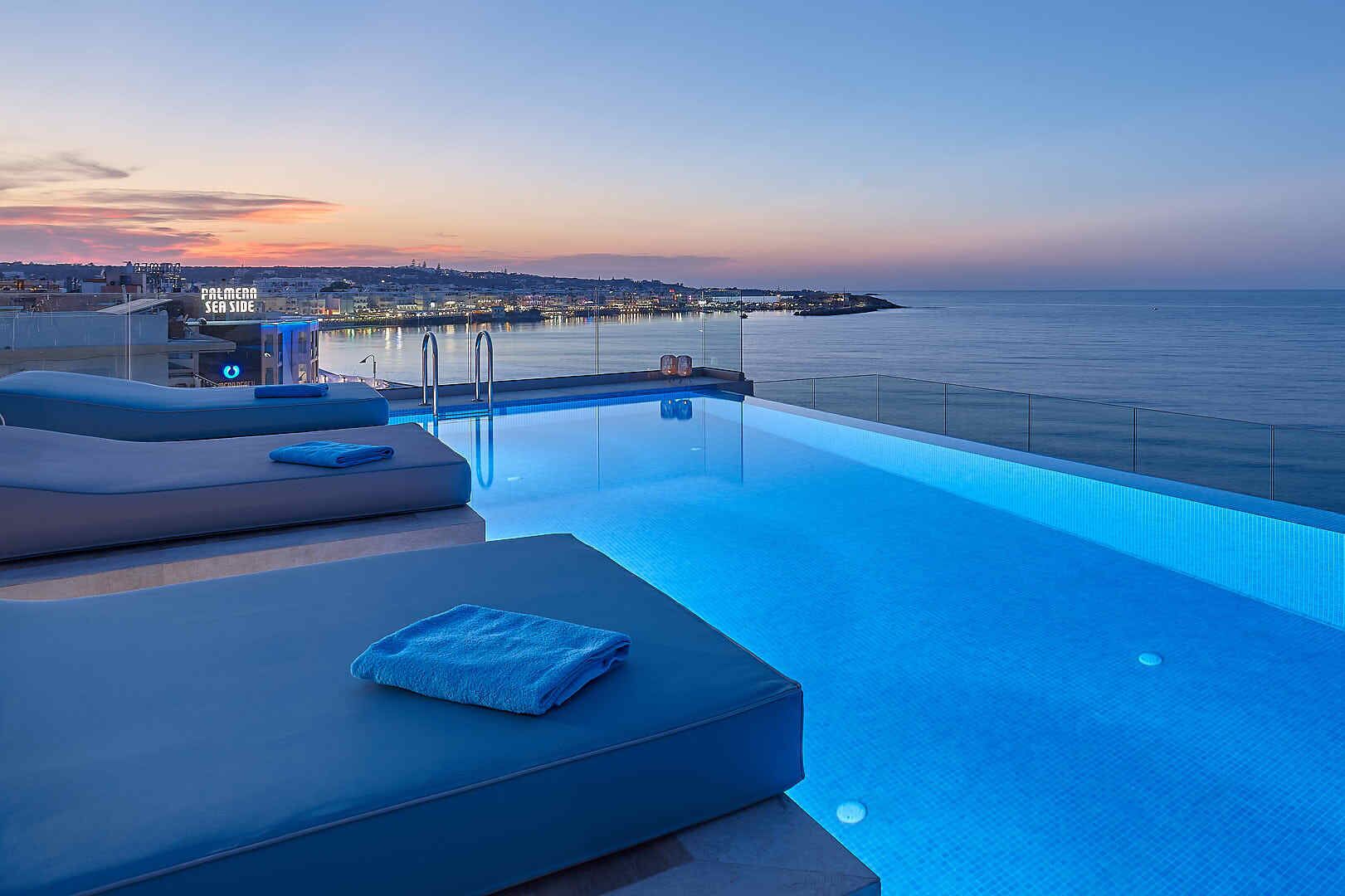 Utomhuspool och infinity-bassäng