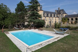 สระว่ายน้ำกลางแจ้งเปิดตามฤดูกาล, ร่มริมสระว่ายน้ำ, เก้าอี้อาบแดดริมสระ