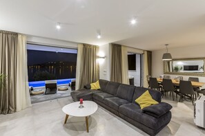 Een flatscreentelevisie, een tafeltennistafel en een muziekbibliotheek