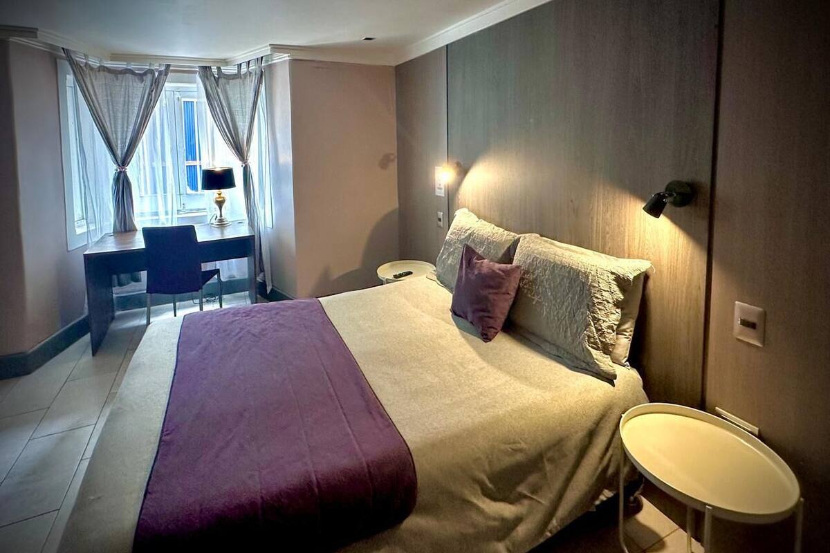 Superior tweepersoonskamer, 1 tweepersoonsbed, niet-roken | Donsdekens, een minibar, een kluis op de kamer, een bureau