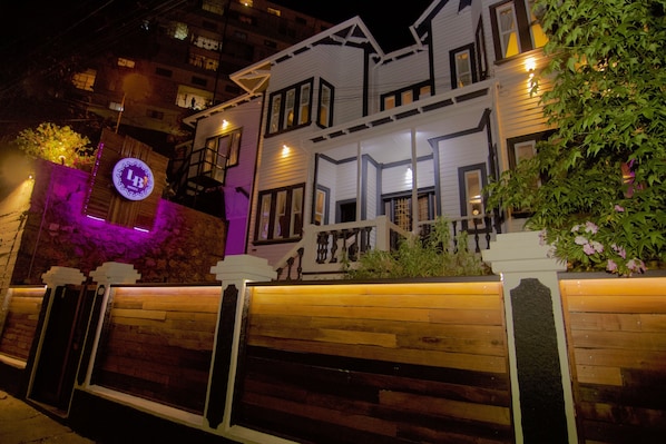 Vista frontal de la propiedad por la tarde o noche