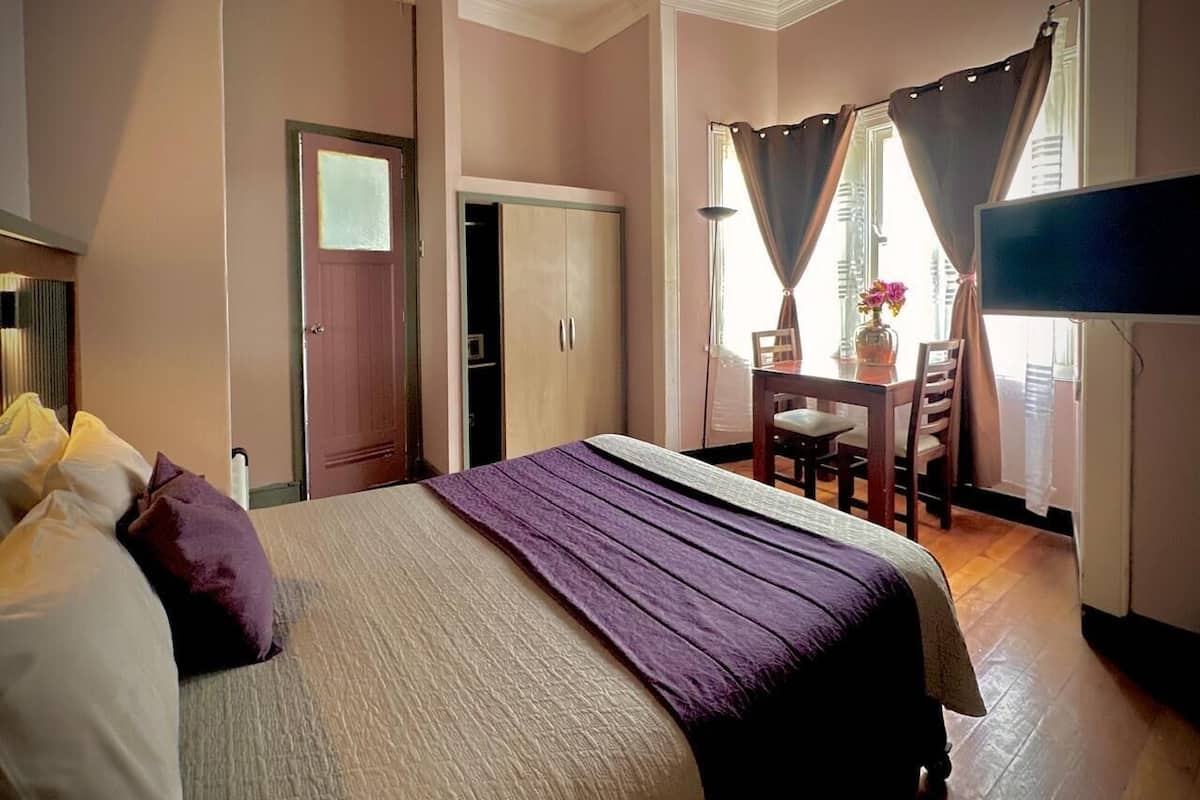 Superior kamer, 1 queensize bed, niet-roken | Donsdekens, een minibar, een kluis op de kamer, een bureau