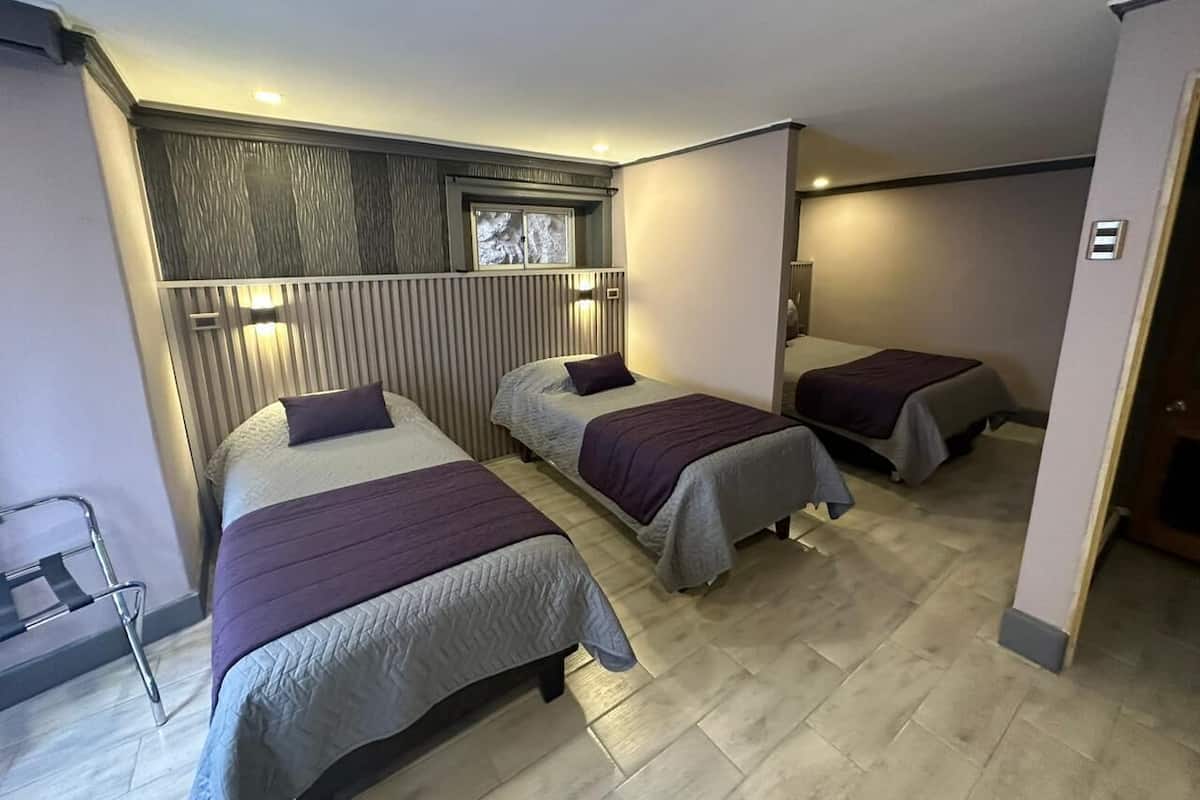 Familiekamer, Meerdere bedden, niet-roken | Donsdekens, een minibar, een kluis op de kamer, een bureau