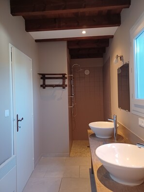 Badewanne, Haartrockner, Handtücher, Seife