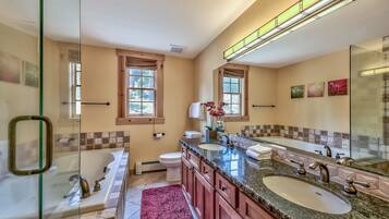 Townhome, 3 Bedrooms | Bathroom | Towels, shampoo