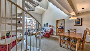 Condo, 2 Bedrooms | Dining