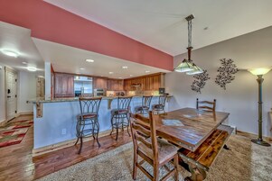 Casa geminada, 3 quartos | Cozinha privada | Geladeira, micro-ondas, fogão, lava-louças