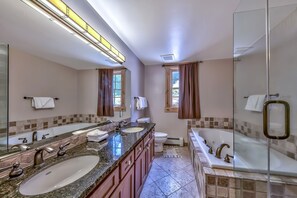 Townhome, 3 Bedrooms | Bilik Mandi | Kelengkapan dandanan diri percuma, pengering rambut, tuala disediakan 
