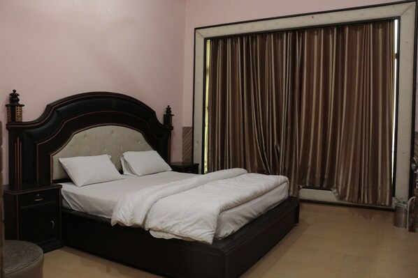 4 bedrooms, down duvets, memory-foam beds, in-room safe