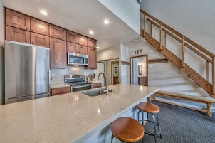 Condo, 2 quartos | Cozinha privada | Geladeira, micro-ondas, fogão, lava-louças