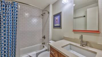 Condo, 2 Bedrooms | Bathroom | Hair dryer, towels, shampoo