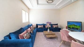 Apartamento, 1 quarto, terraço | Área de estar | TV de tela plana, Netflix