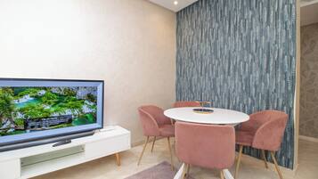 Flat-screen TV, Netflix